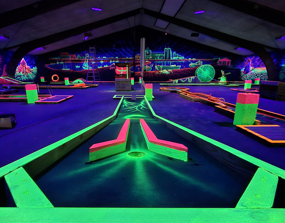 Blacklight minigolf på havnen - Nexø Minigolf & Biergarten