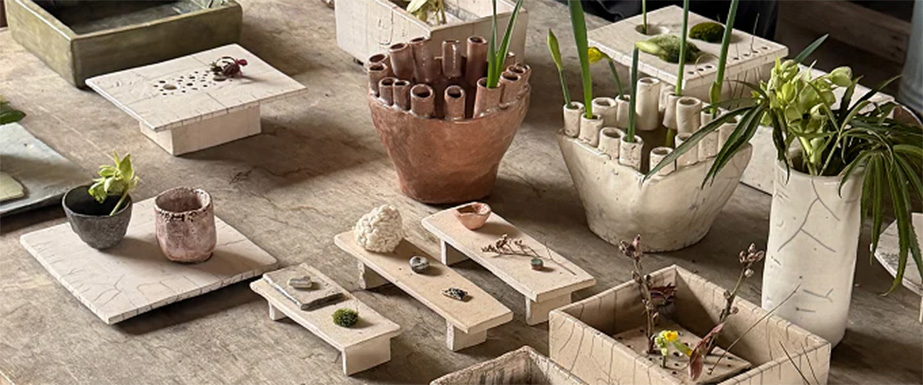 Keramik med planter og små objekter på bord